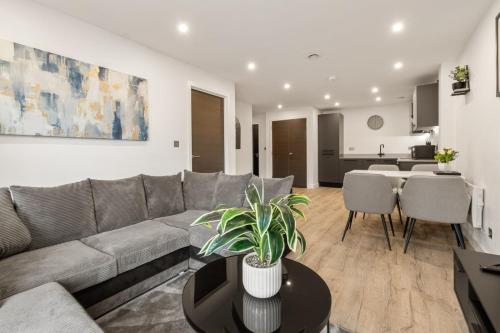 Stylish Modern 2Bed Apartment - Free Parking&Gym photo 5