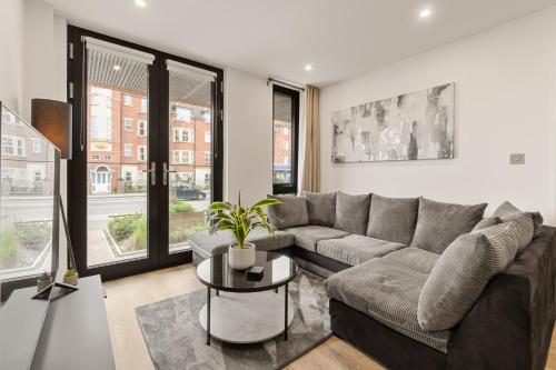 Stylish Modern 2Bed Apartment - Free Parking&Gym photo 12