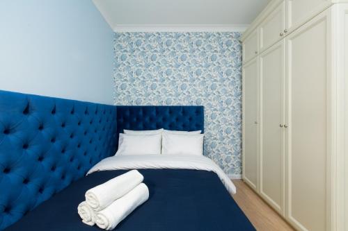 モスクワにあるLux Apartments - Lusinovskayaの青いベッドルーム(タオル付きのベッド付)