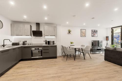 Stylish Modern 2Bed Apartment - Free Parking&Gym photo 14