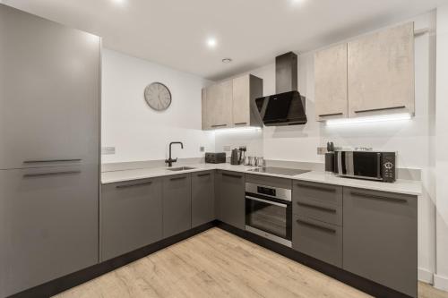 Stylish Modern 2Bed Apartment - Free Parking&Gym photo 10