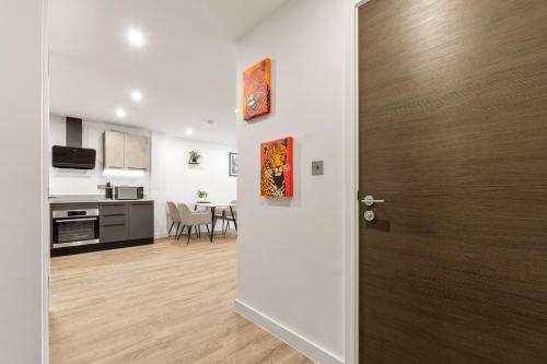Stylish Modern 2Bed Apartment - Free Parking&Gym photo 15