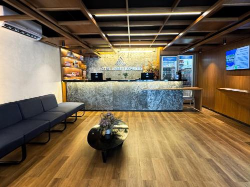 a lobby with couches and a bar in the background at Arrey Express Hotel - Teresina in Teresina