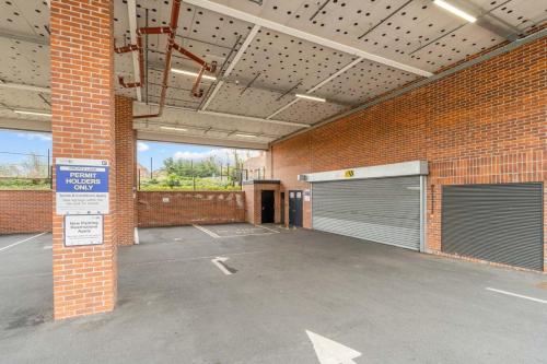 Stylish Modern 2Bed Apartment - Free Parking&Gym photo 16