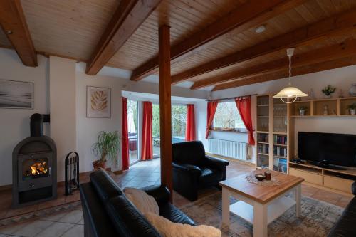 a living room with a couch and a fireplace at Schwedenstern - Familienurlaub an der Ostsee in Kochendorf