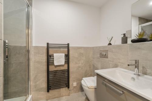 Stylish Modern 2Bed Apartment - Free Parking&Gym photo 19