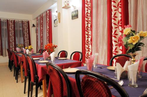 Un restaurante u otro lugar para comer en Hotel Kasturi
