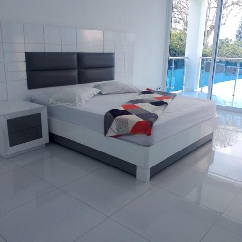 a bedroom with a bed and a tv in it at Finca Villa Sonada in Darién