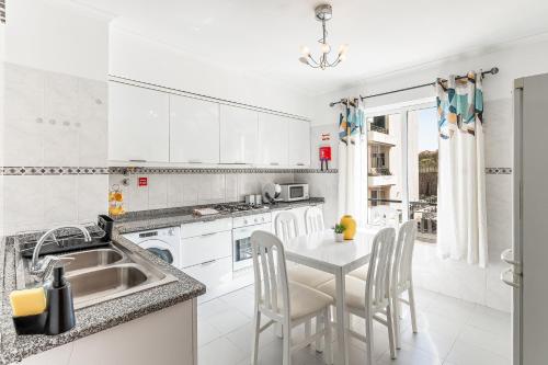 Onyx Scape Beach Apartment near Funchal & Airport