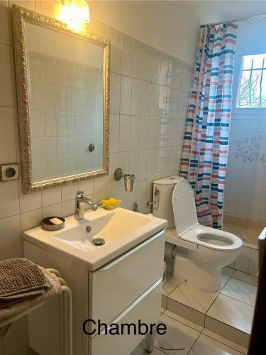 Chambre ou Studio dans Maison avec piscine