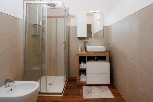 a bathroom with a glass shower and a sink at Il Sentiero di Arquà in Arquà Petrarca
