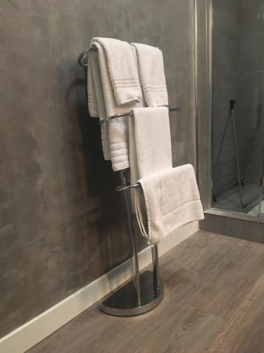 a towel rack with white towels on it in a bathroom at L'IDEAL 112 - 85m2, 2 chambres, Parking & Cabine de plage in Deauville