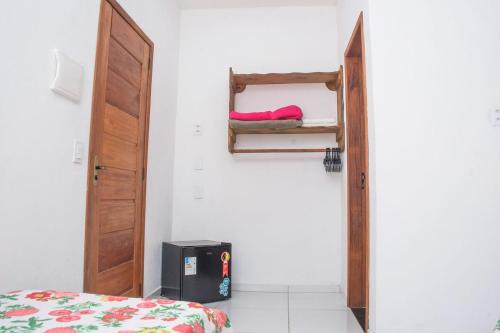 a bedroom with a bed and a window and a door at Chale 4 com Churrasqueira e Ar a 200m da Praia in Prado