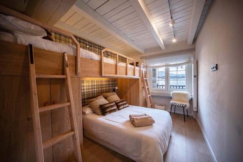 a bedroom with bunk beds and a bed in it at Arties Lodge in Arties