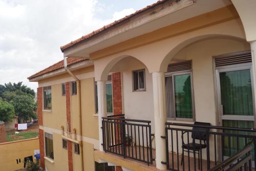 カンパラにあるDurban Motel Najjanankumbi Kampalaのバルコニーとバルコニー付きの家