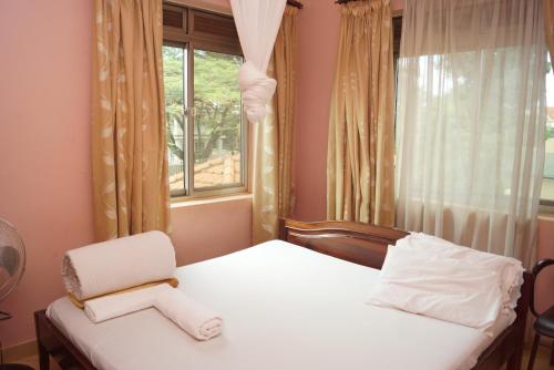 Säng eller sängar i ett rum på Durban Motel Najjanankumbi Kampala