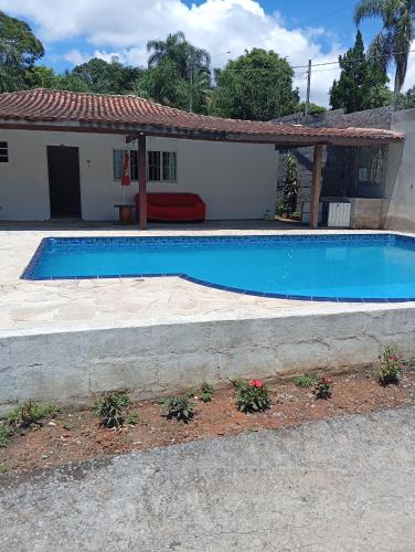 a swimming pool in front of a house at Sítio Araújo in Ibiúna