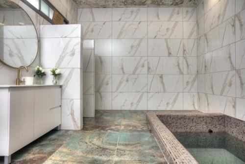 a bathroom with a tub and a mirror at אחוזת בין ההרים צפת in Safed