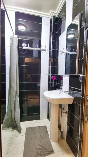 a bathroom with a sink and a shower at LH Appart 1 bel appartement cosy, vu sur montagnes, proche du lac de Bin el Ouidane et de cascades d'Ouzoud in Afourer