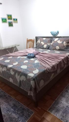 a bed with a quilt on it in a room at Kuca za odmor Zicanka in Kraljevo