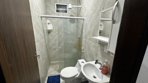 a small bathroom with a toilet and a sink at Flat Maracarib um espaço todo seu próximo de tudo in Maragogi