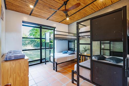 a room with two bunk beds and a window at Casa Campestre, la Mesa, Vía San Joaquín in La Mesa
