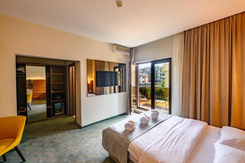 a hotel room with a bed and a television at Hotel Ryon Mamaia-Nord in Mamaia Sat/Năvodari