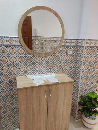 a bathroom with a sink and a mirror on a wall at اقامة يوسف اللكراء in Gabès