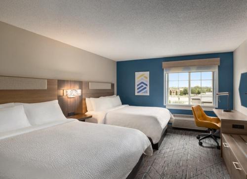 a hotel room with two beds and a window at Holiday Inn Express - Bowling Green by IHG in Bowling Green