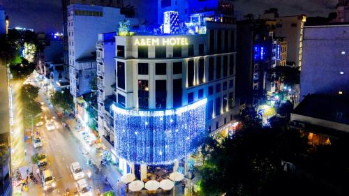 胡志明市的住宿－A&EM Saigon Hotel，建筑的夜景,上面有标志