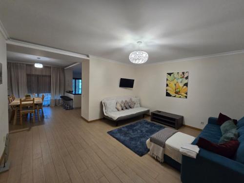 Rocha Prime Center Garage Flat