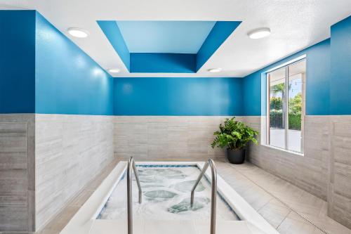 a jacuzzi tub in a bathroom with blue ceilings at Hampton Inn & Suites Lathrop in Lathrop