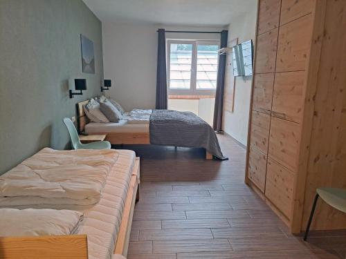 a room with two beds and a window at Emma Top 1 in Dienten am Hochkönig