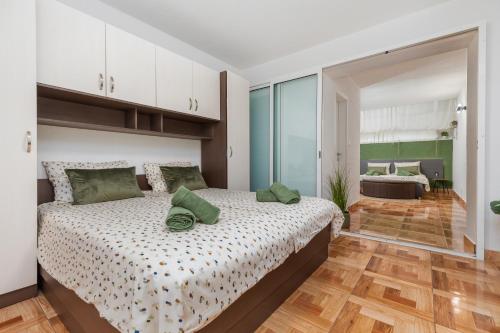 Apartments with parking space Makarska - 12336