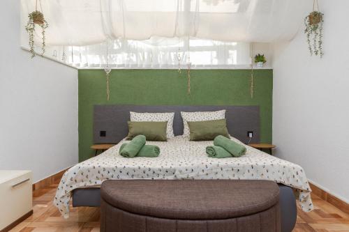 Apartments with parking space Makarska - 12336