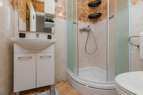 Apartments with parking space Makarska - 12336