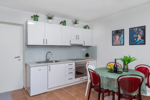 Apartments with parking space Makarska - 12336