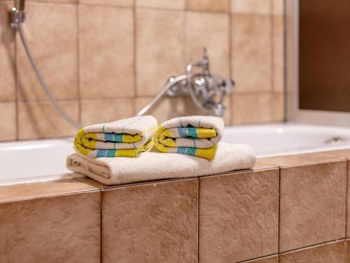 a pile of towels sitting on top of a bath tub at Nachtschatt in Fügen