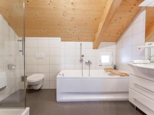 ein Badezimmer mit einer weißen Badewanne und einer Toilette in der Unterkunft Die Bergliebe in Hohentauern
