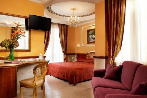 um quarto com uma cama vermelha e um sofá em Hotel Principessa Isabella em Roma