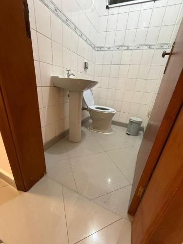 a bathroom with a sink and a toilet at Hostel em SJC perto da rodoviária, centro,Embraer e cta in São José dos Campos