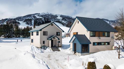 Serenity & Solitude Chalets, walk to the lifts Happoone Ski Resort