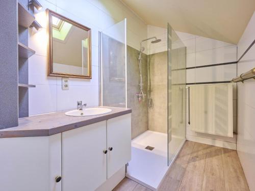 a white bathroom with a sink and a shower at Quanto B in Geetbets