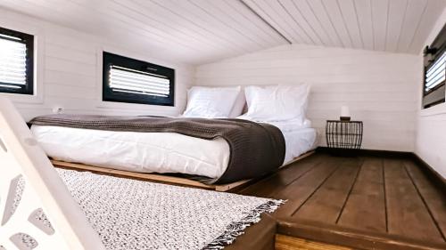 a bedroom with a bed with white sheets and pillows at Dolce Casa 2 by Tiny Away in Rigutino