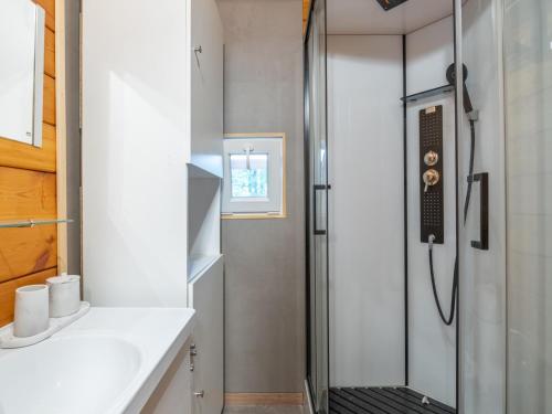 ein kleines Badezimmer mit Dusche und Waschbecken in der Unterkunft lOrée in Biron