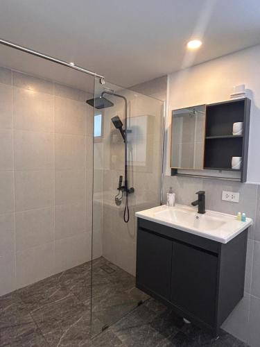 a bathroom with a sink and a shower at Villa L Aurora in Taling Ngam Beach