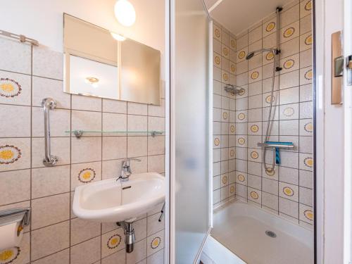 a bathroom with a sink and a shower at Rubens - 0505 in Middelkerke