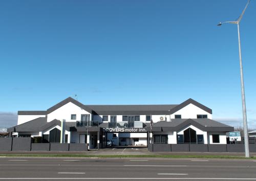 a building on the side of a street at Drovers Motor Inn in Palmerston North