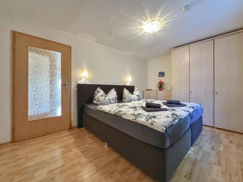 a bedroom with a large bed and a large window at Vogel in Pirna