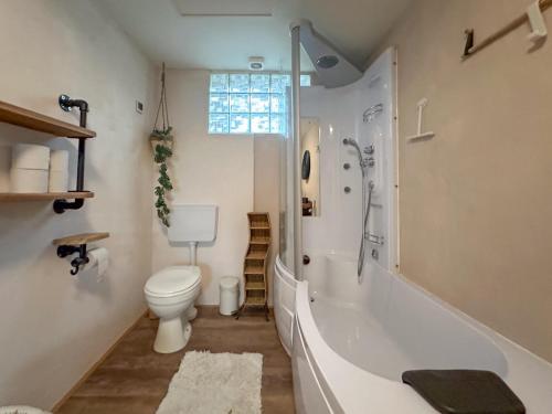 a bathroom with a tub and a toilet and a sink at Münstermaifeld in Münstermaifeld